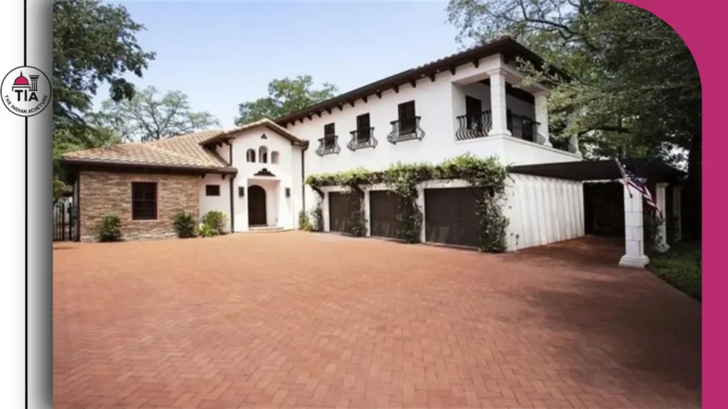 where does Mike Evans live